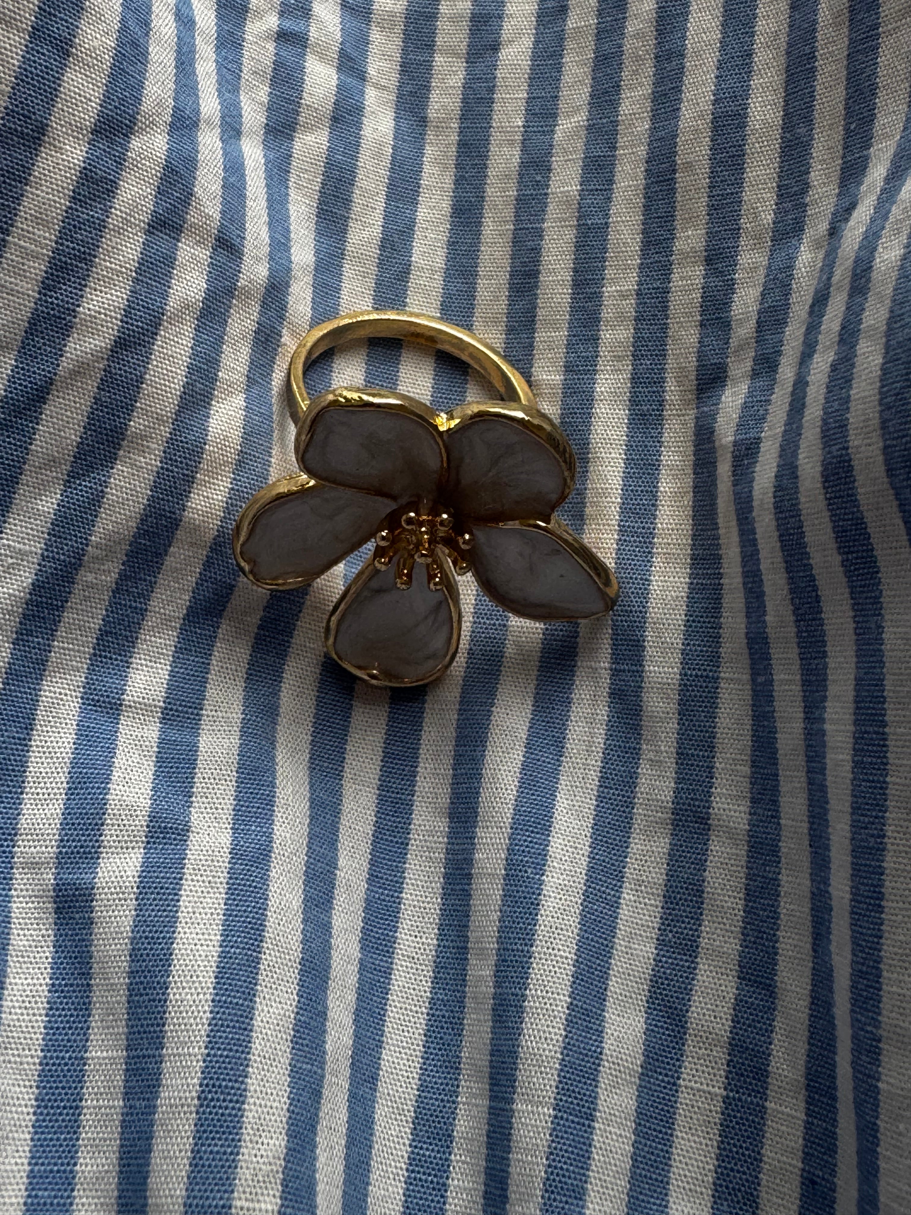 Bague Fleur d’été du Sud — LaMaisonRose & Co
Une petite touche florale à porter chaque jour