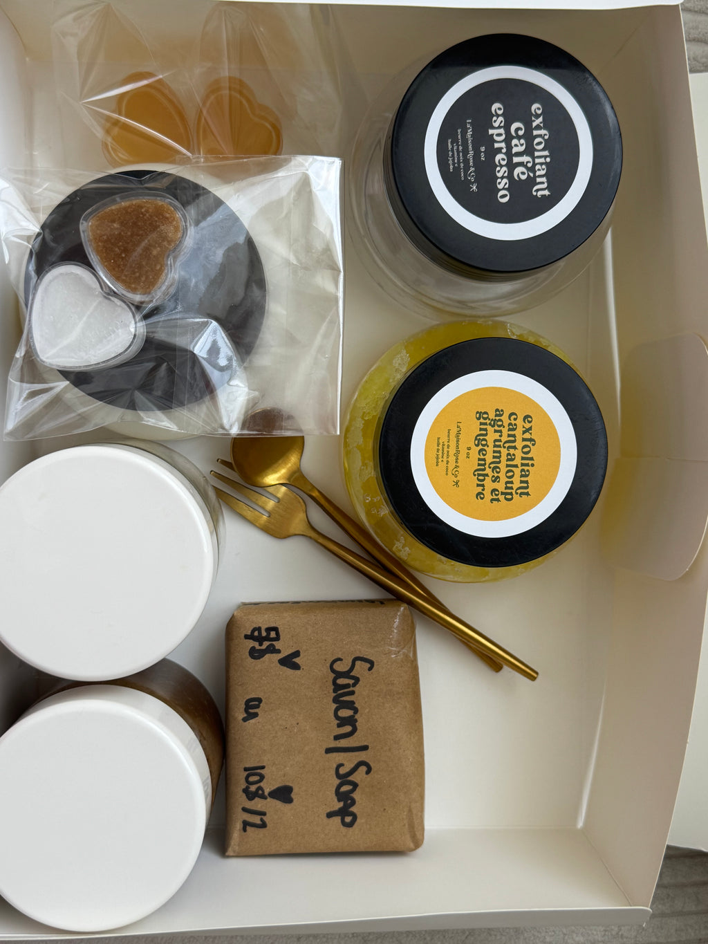 Boîte Découverte Bien-être — LaMaisonRose & Co
Une sélection surprise de soins naturels faits à la main