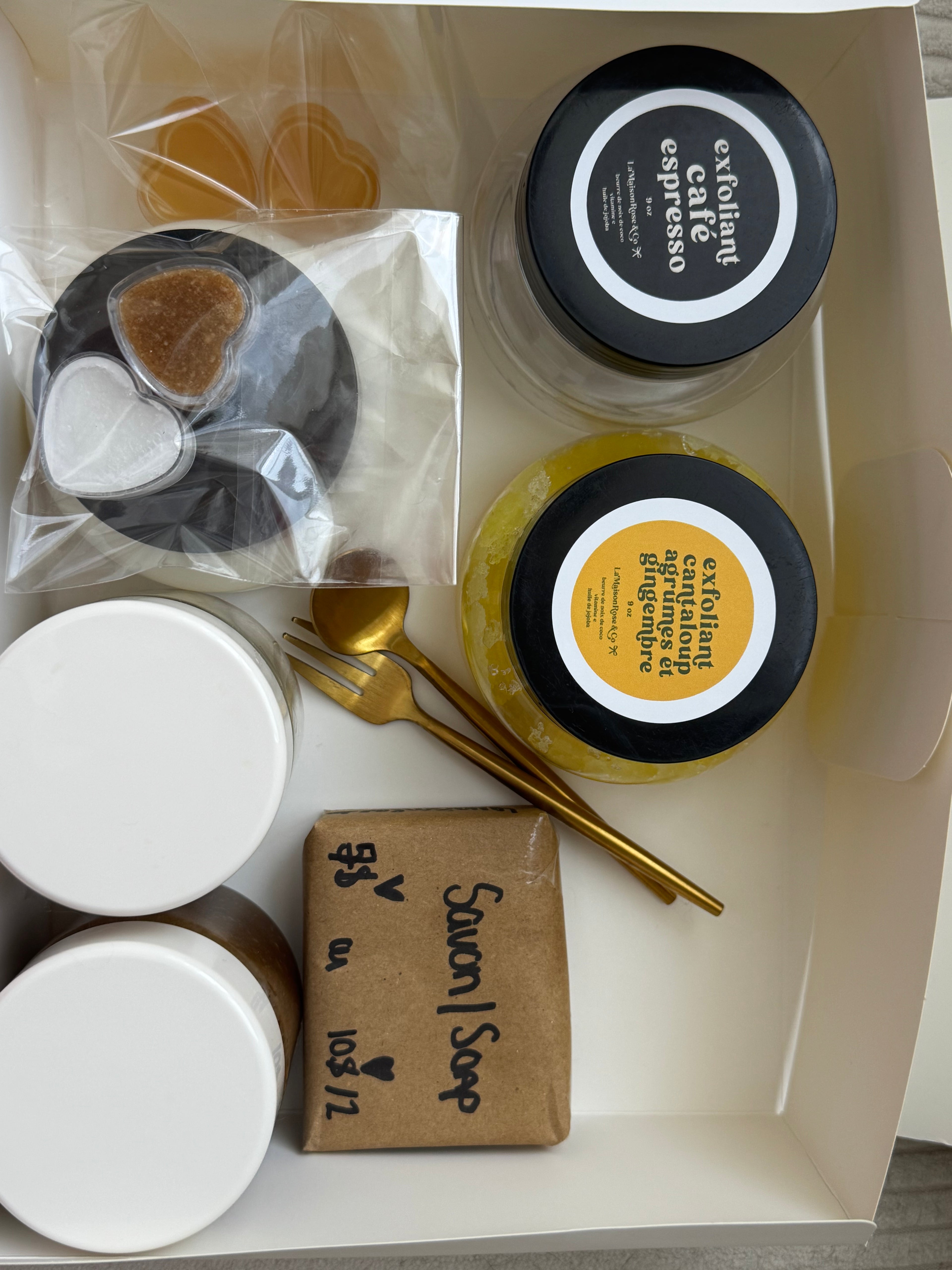 Boîte Découverte Bien-être — LaMaisonRose & Co
Une sélection surprise de soins naturels faits à la main