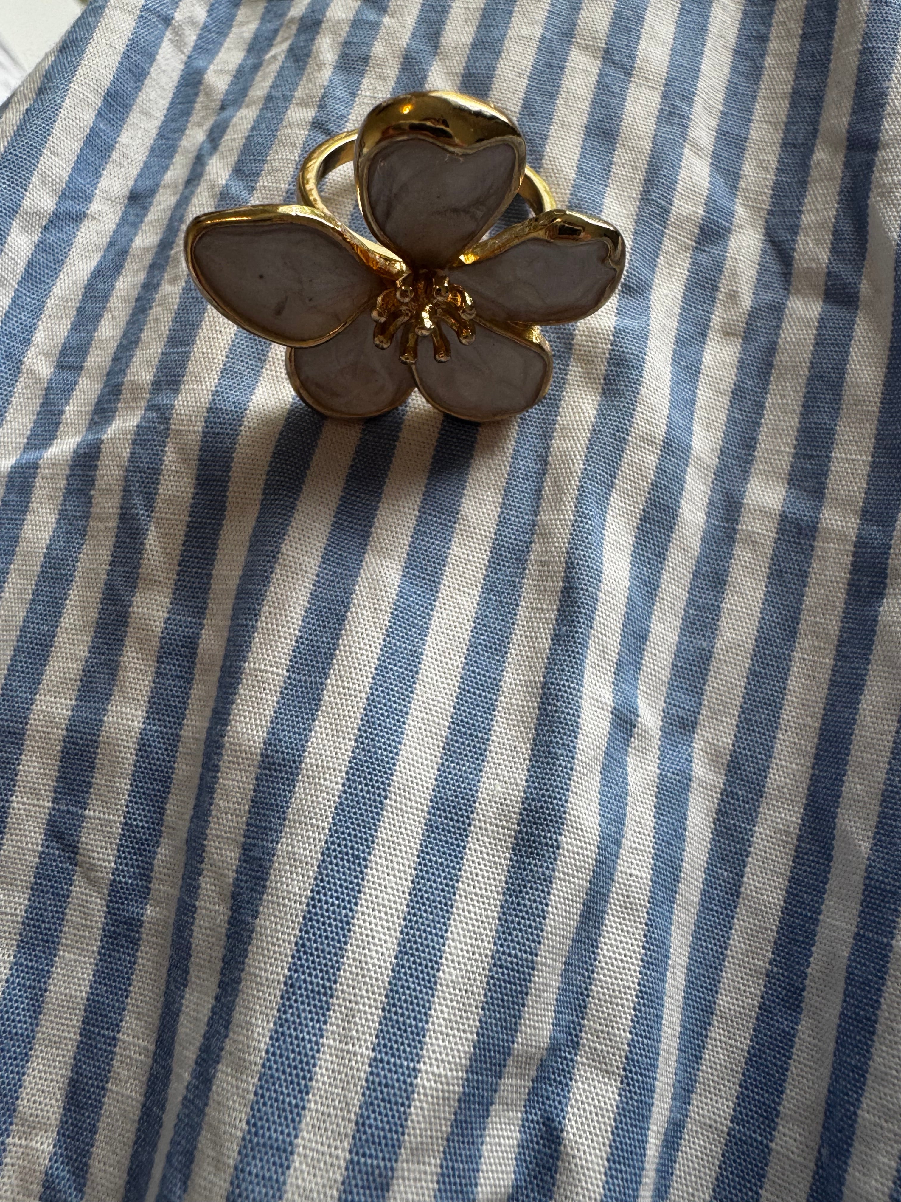 Bague Fleur d’été du Sud — LaMaisonRose & Co
Une petite touche florale à porter chaque jour