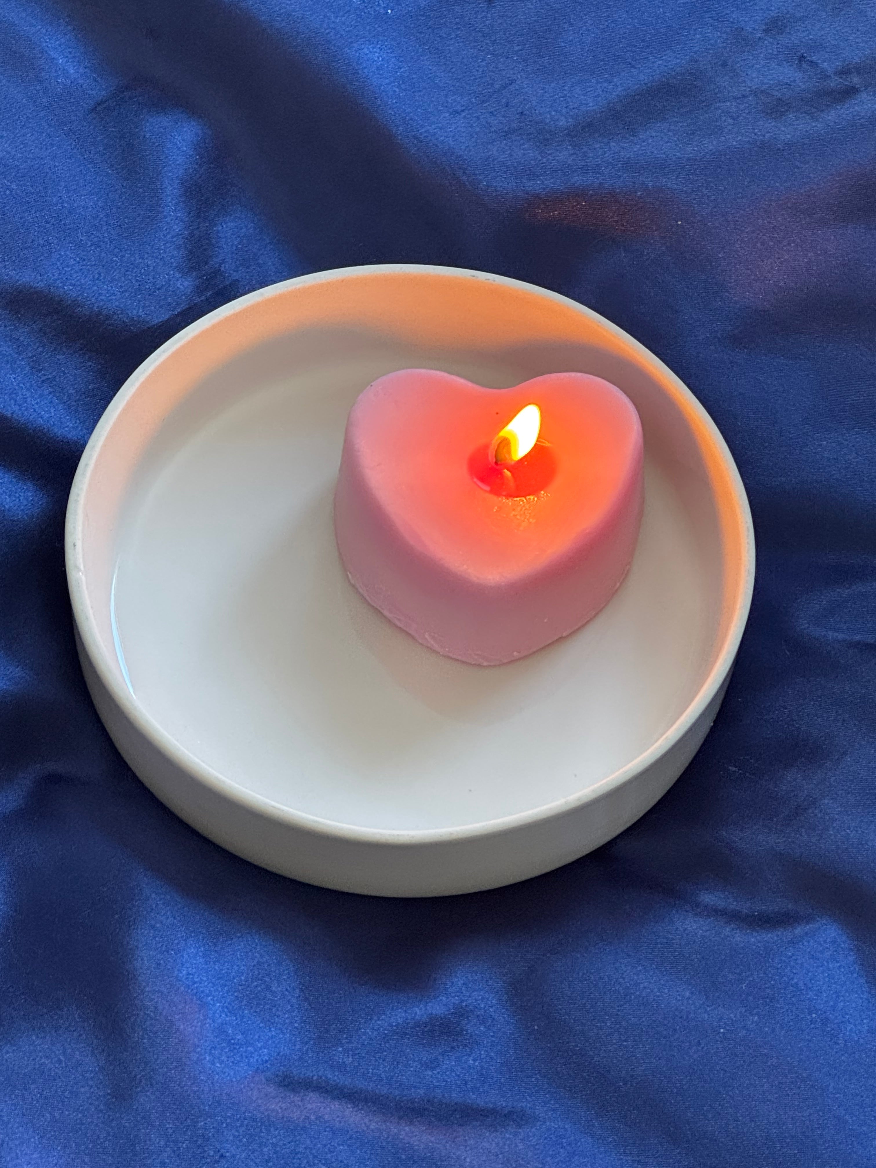 Chandelle sculptée en forme de coeur au parfum de fraise
