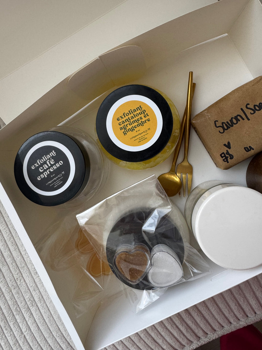 Boîte Découverte Bien-être — LaMaisonRose & Co
Une sélection surprise de soins naturels faits à la main