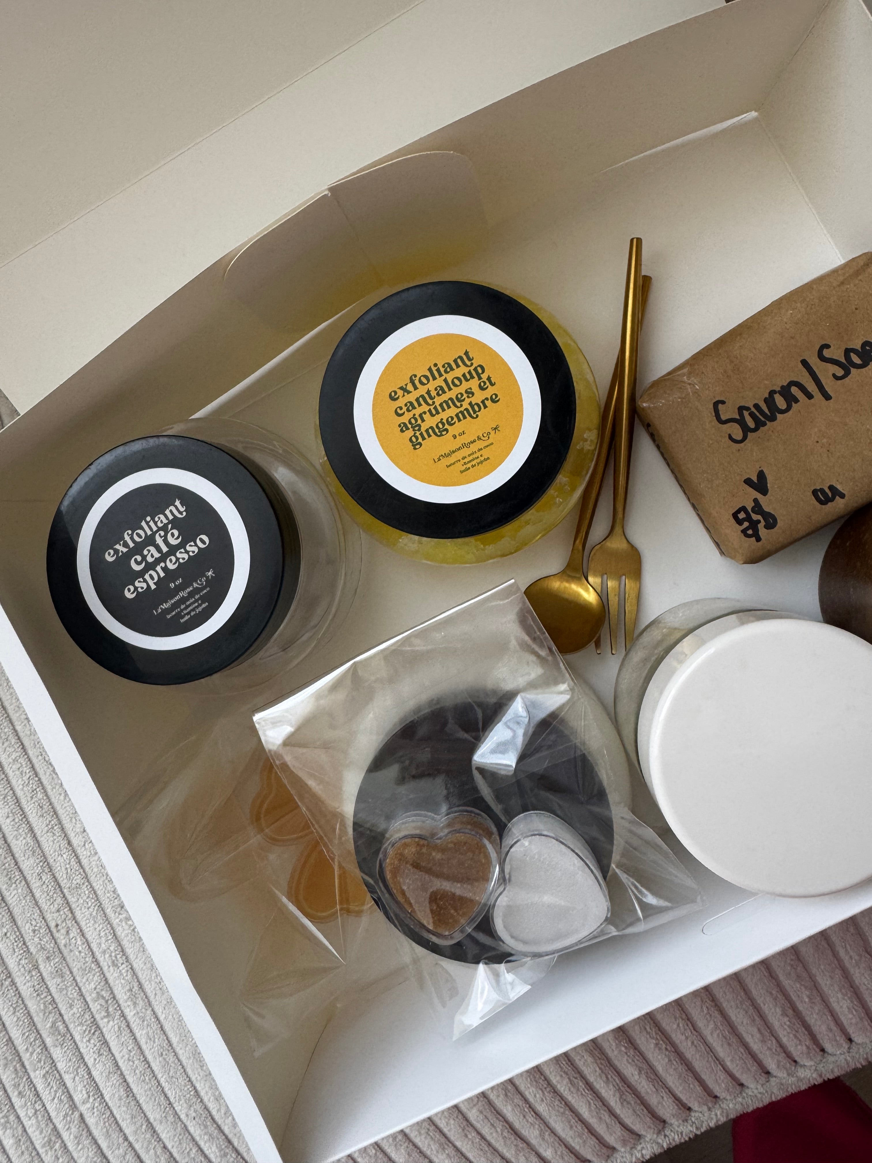 Boîte Découverte Bien-être — LaMaisonRose & Co
Une sélection surprise de soins naturels faits à la main