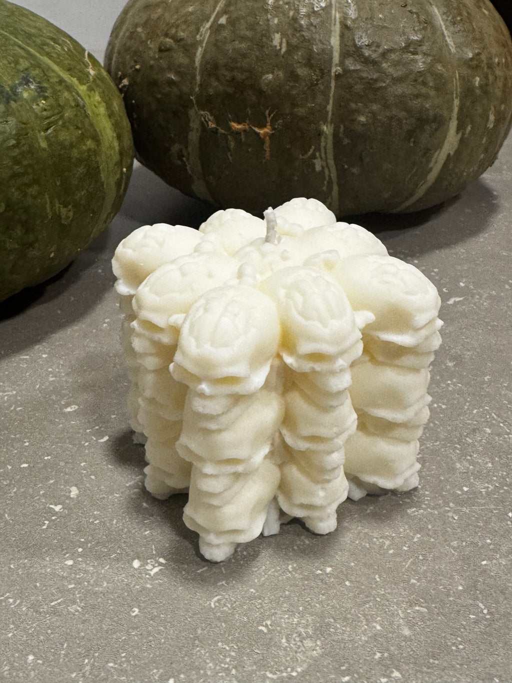 💀 Chandelle sculptée — Carré de crânes ivoire