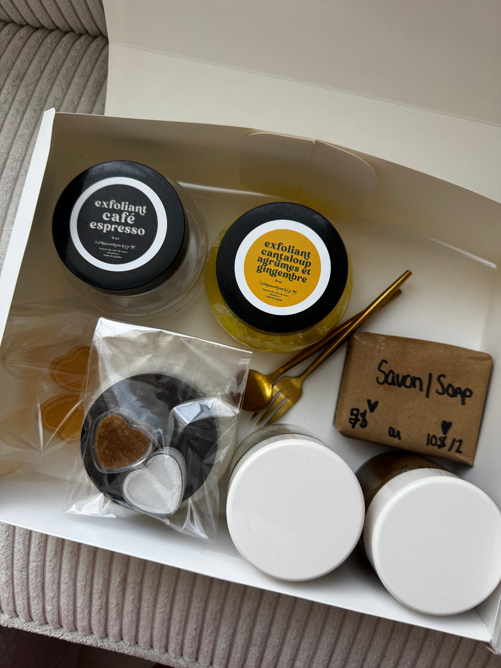 Boîte Découverte Bien-être — LaMaisonRose & Co
Une sélection surprise de soins naturels faits à la main