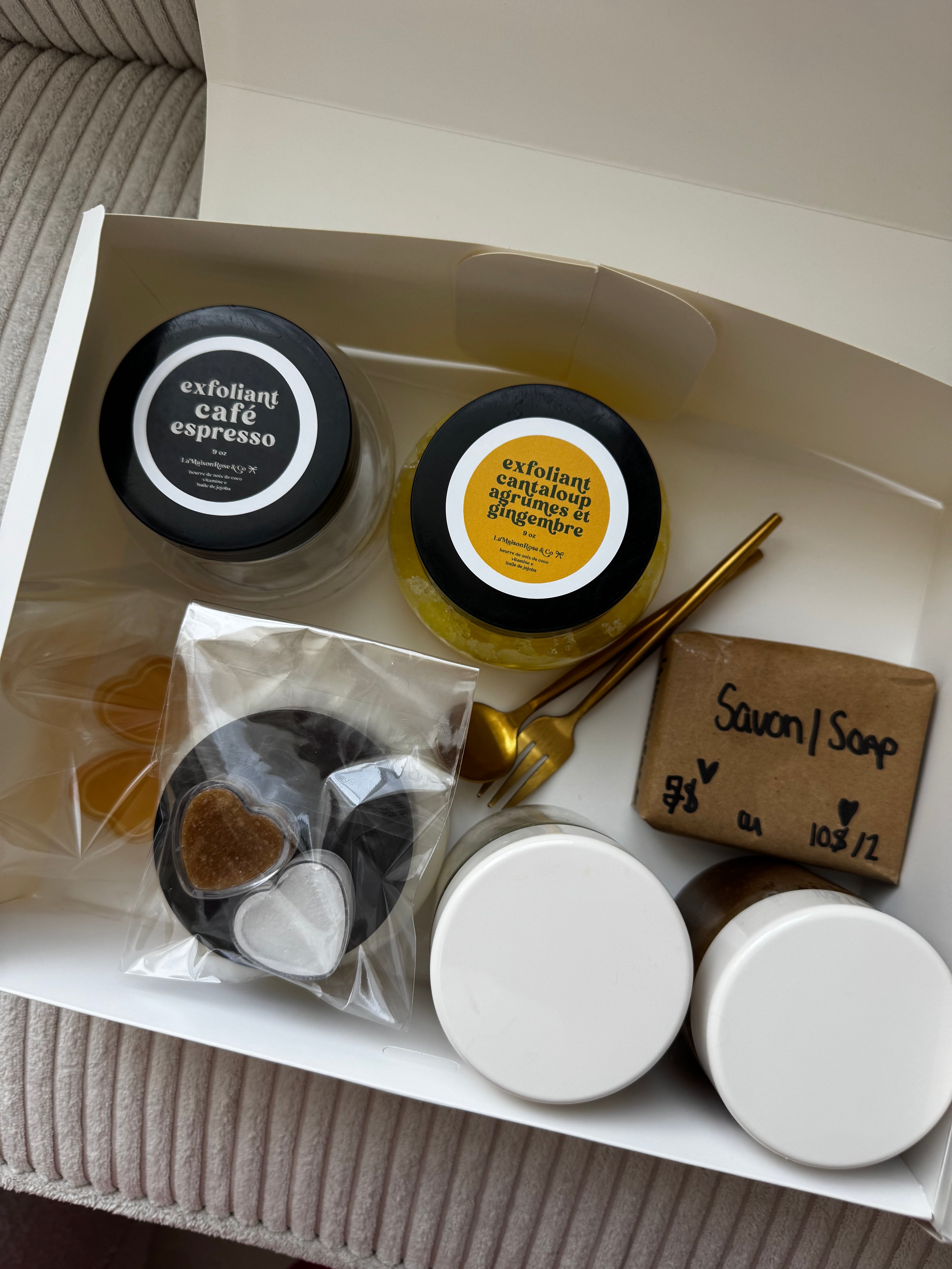 Boîte Découverte Bien-être — LaMaisonRose & Co
Une sélection surprise de soins naturels faits à la main