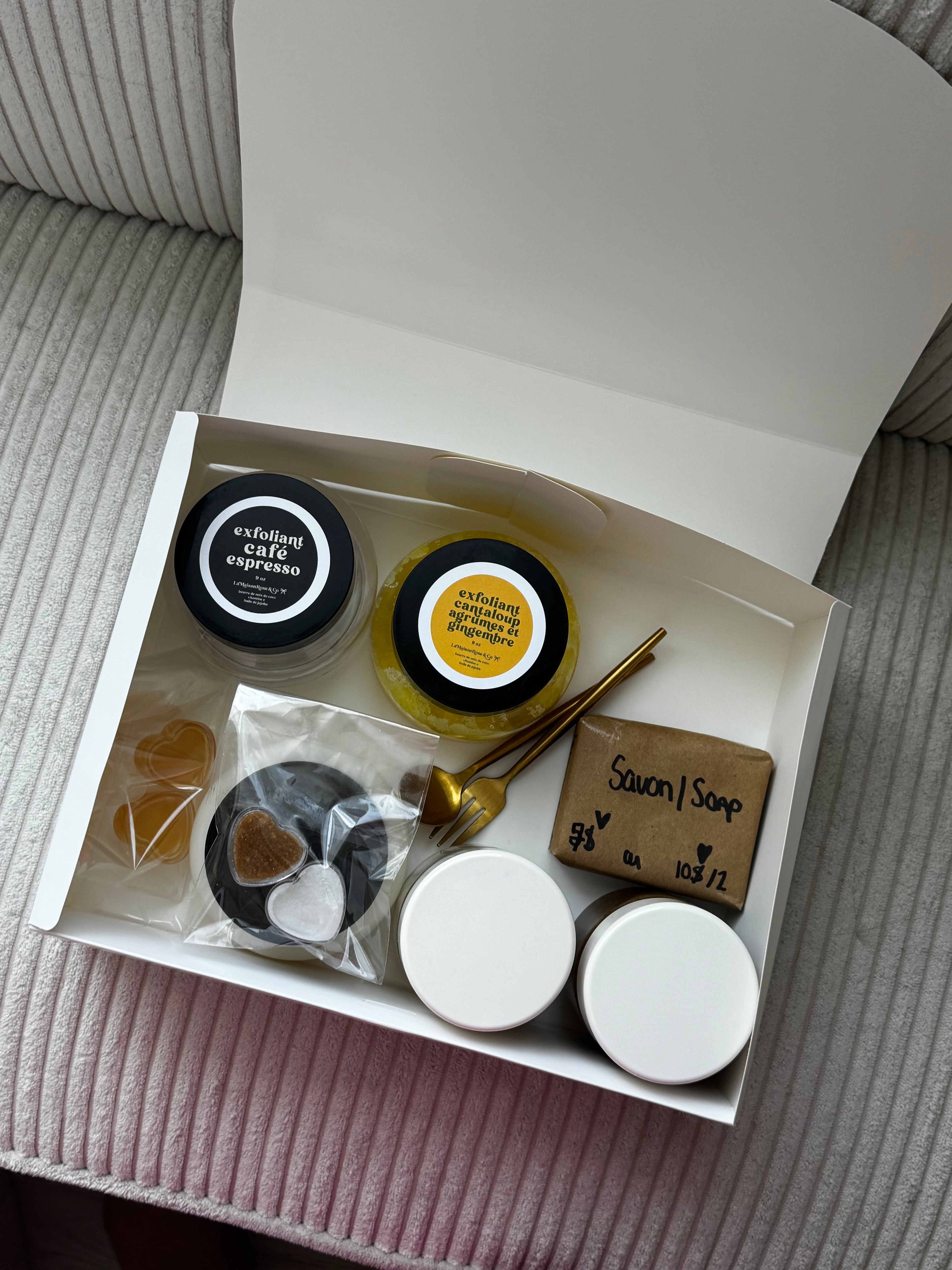 Boîte Découverte Bien-être — LaMaisonRose & Co
Une sélection surprise de soins naturels faits à la main