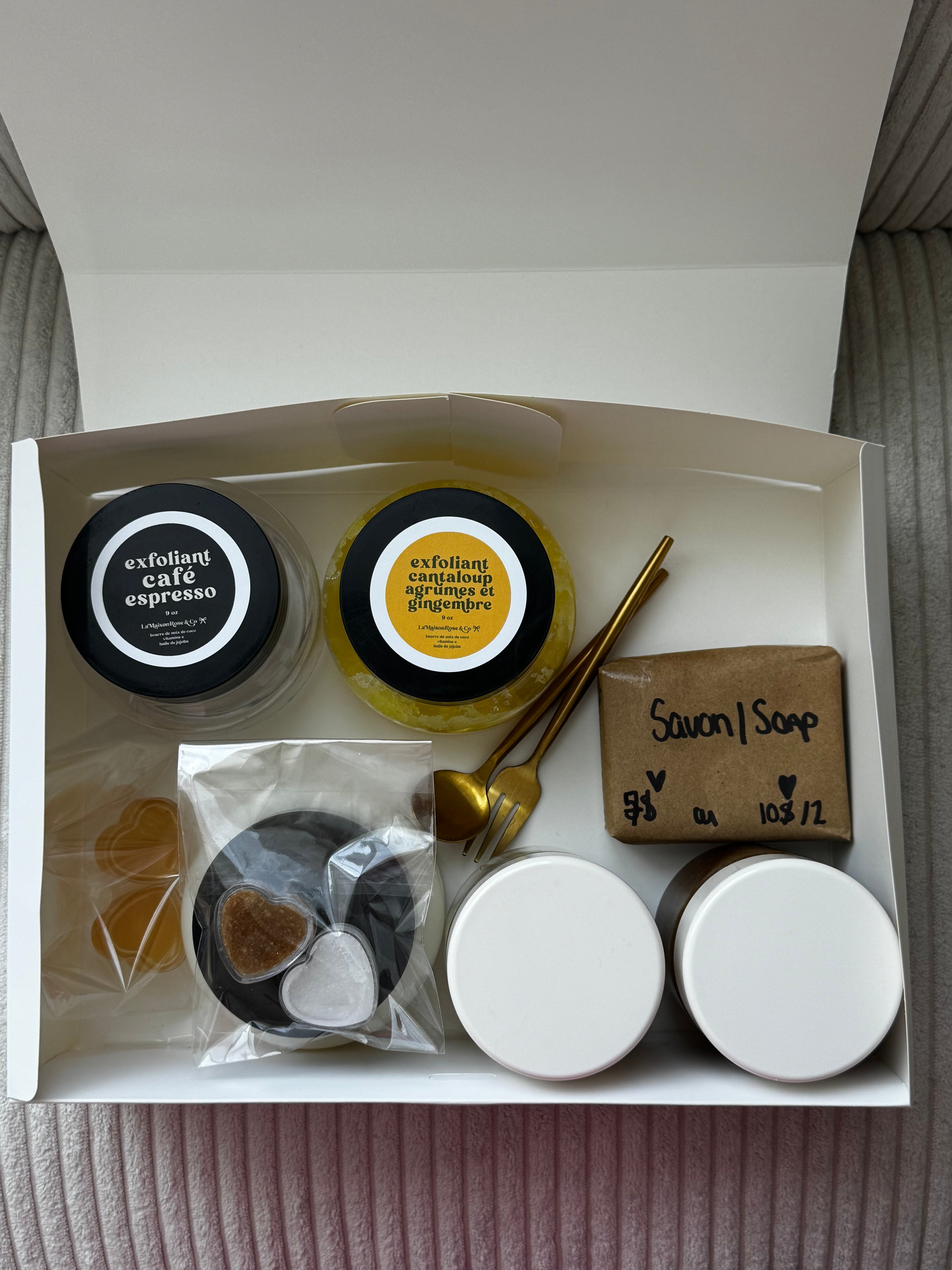 Boîte Découverte Bien-être — LaMaisonRose & Co
Une sélection surprise de soins naturels faits à la main