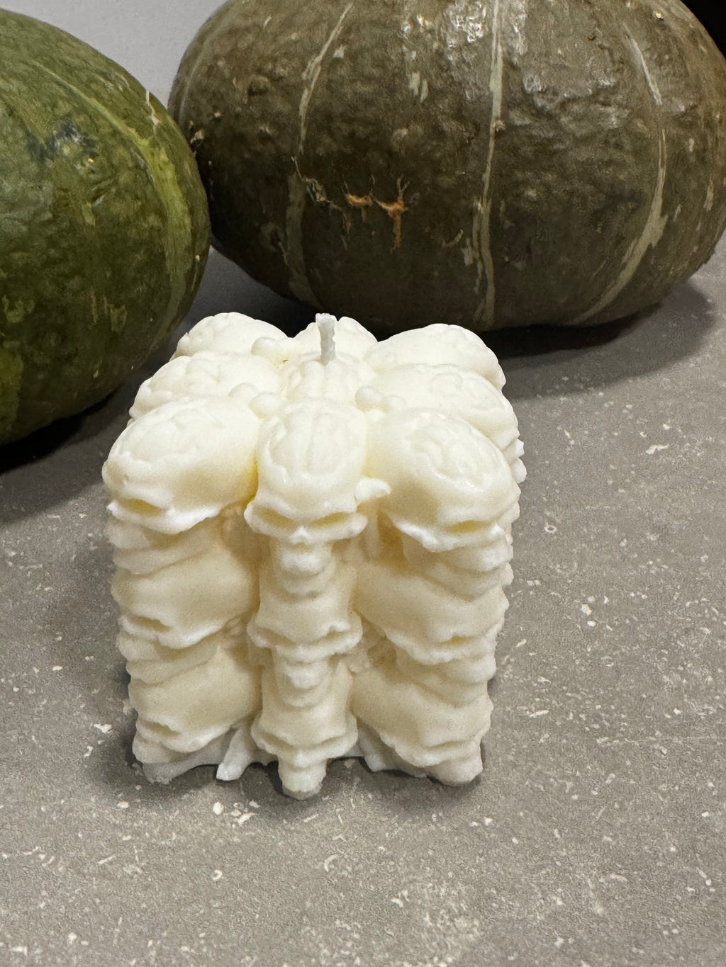 💀 Chandelle sculptée — Carré de crânes ivoire
